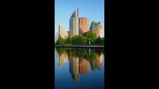 Skyline der Innenstadt mit Wolkenkratzern im Zentrum von Den Haag. Niederlande