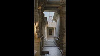 Innenraum des schönen Ranakpur Jain Tempels oder Chaturmukha Dharana Vihara. Alte mittelalterliche geschnitzte Marmorskulpturen, die eine heilige religiöse Stätte der Jainismusverehrung darstellen. Ranakpur, Rajasthan. Indien