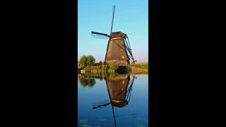 Windmühlen am berühmten Touristenort Kinderdijk in Holland bei Sonnenuntergang. Kinderdijk, Niederlande