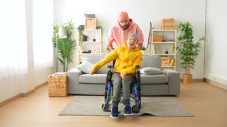 Porträt eines Pflegers und eines behinderten Mannes im Rollstuhl, der in die Kamera schaut und lächelt