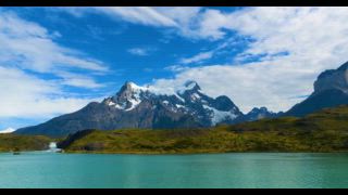 See und Wasserfall vor Bergmassiv, Torres del Paine Nationalpark, Patagonien, Chile