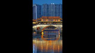 Nachts beleuchtete Anshun Brücke über den Fluss Jin, Sichuan, China. Kamera schwenken