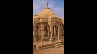 Bada bagh Kenotaphe (Hindu Grabmausoleum) aus Sandstein in der indischen Wüste Thar. Jaisalmer, Rajasthan, Indien