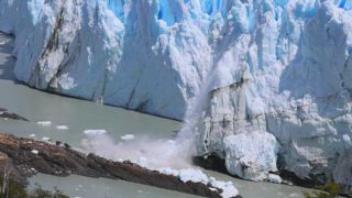 Perito Moreno Gletscher in Patagonien, Argentinien. Eisfelder und Eiskalben. Nationalpark Los Glaciares. Gletscher Nationalpark