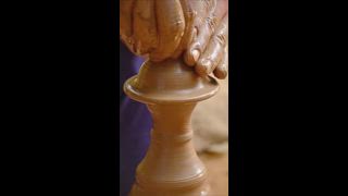 Töpfer dreht die Töpferscheibe und bastelt ein Design Souvenir. Herstellung einer traditionellen indischen Schale, eines Glases, einer Vase, eines Topfes und eines Souvenirs. Udaipur, Rajasthan, Indien