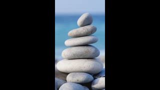 Zen Meditationshintergrund — Steinstapel mit ausgewogenen Steinstapeln in Nahaufnahme am Meeresstrand