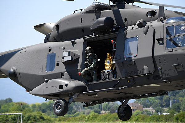 Saint Anthony in flight over Padua and its province. In the helicopter, also the President of the Senate Alberti Casellati.
