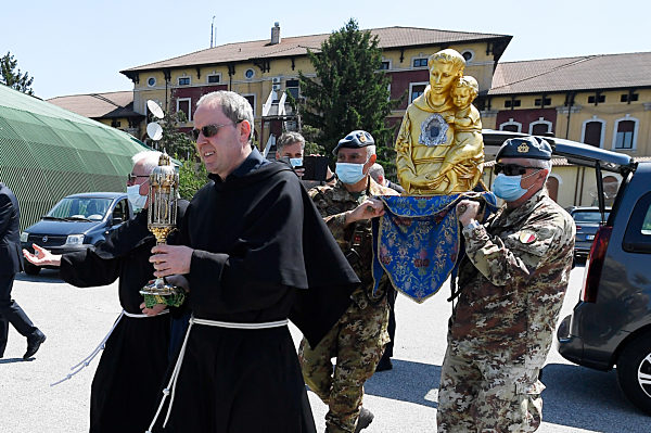 Saint Anthony in flight over Padua and its province. In the helicopter, also the President of the Senate Alberti Casellati.
