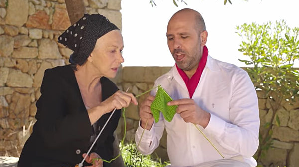 Helen Mirren and Checco Zalone in La Vacinada