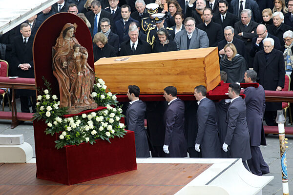 FUNERAL OF THE POPE
Pope Francis in St. Peter's Basilica in the Vatican celebrates the mass for the funeral of Pope Emeritus Benedict XVI