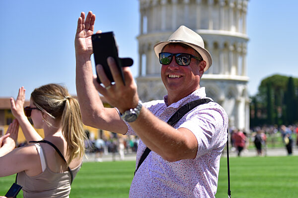 A BEAUTIFUL HOT DAY AND IN PIAZZA DEI MIRACOLI TOURISTS TAKE SELFIES WITH THE TOWER AND THERE ARE ALSO THOSE WHO SUPPORT IT.
