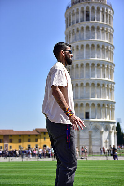 A BEAUTIFUL HOT DAY AND IN PIAZZA DEI MIRACOLI TOURISTS TAKE SELFIES WITH THE TOWER AND THERE ARE ALSO THOSE WHO SUPPORT IT.