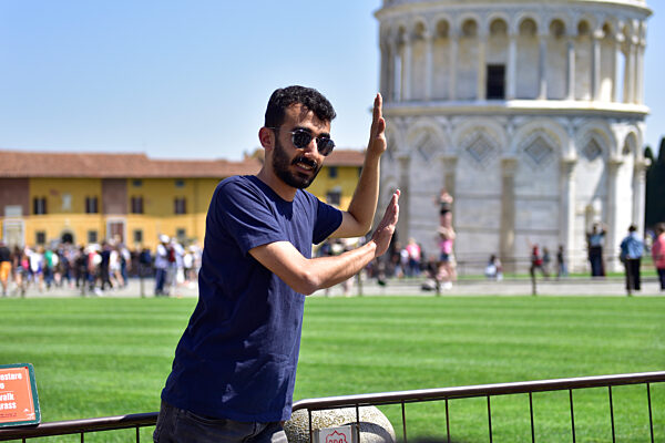 A BEAUTIFUL HOT DAY AND IN PIAZZA DEI MIRACOLI TOURISTS TAKE SELFIES WITH THE TOWER AND THERE ARE ALSO THOSE WHO SUPPORT IT.
