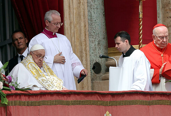 Roma, Papa francesco alla Santa Messa della Domenica di Pasqua e Urbi et Orbi Città del Vaticano