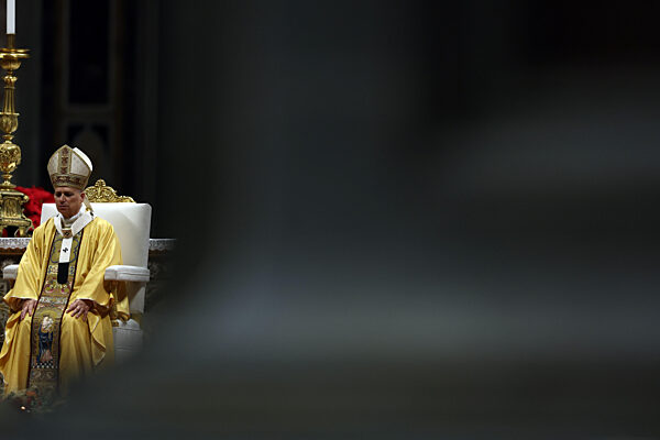 Religion: Pope Leo XIV presides over the Christmas Eve Mass