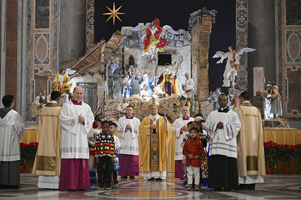 ITALY -  POPE LEO XIV DURING THE CHRISTMAS EVE MASS AT ST PETER'S BASILICA  IN THE VATICAN - 2025/12/24