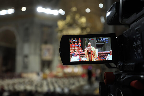 Religion: Pope Leo XIV presides over the Christmas Eve Mass