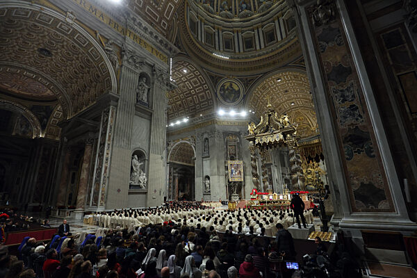 Religion: Pope Leo XIV presides over the Christmas Eve Mass