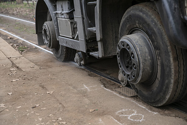 Milan, a tram on line 9 derails and hits several people in Via Vittorio Veneto, crashing into a building. The damage was assessed the following day.