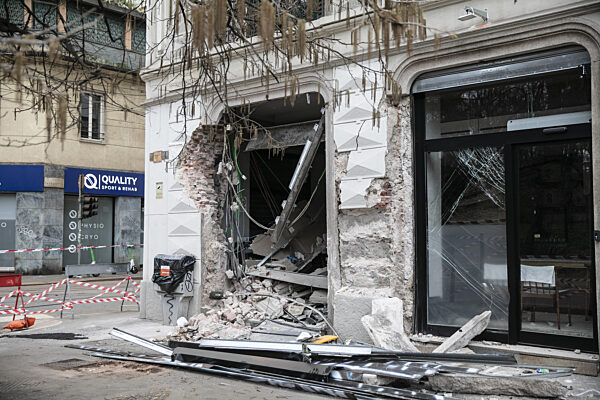 Milan, a tram on line 9 derails and hits several people in Via Vittorio Veneto, crashing into a building. The damage was assessed the following day.