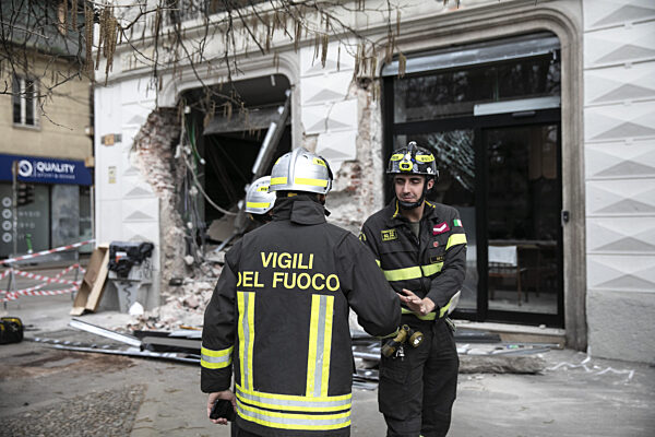 Milan, a tram on line 9 derails and hits several people in Via Vittorio Veneto, crashing into a building. The damage was assessed the following day.