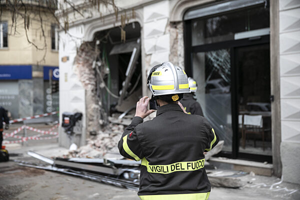 Milan, a tram on line 9 derails and hits several people in Via Vittorio Veneto, crashing into a building. The damage was assessed the following day.