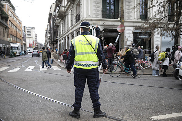 Milan, a tram on line 9 derails and hits several people in Via Vittorio Veneto, crashing into a building. The damage was assessed the following day.