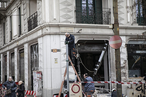 Milan, a tram on line 9 derails and hits several people in Via Vittorio Veneto, crashing into a building. The damage was assessed the following day.