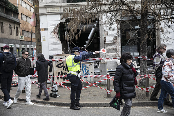 Milan, a tram on line 9 derails and hits several people in Via Vittorio Veneto, crashing into a building. The damage was assessed the following day.