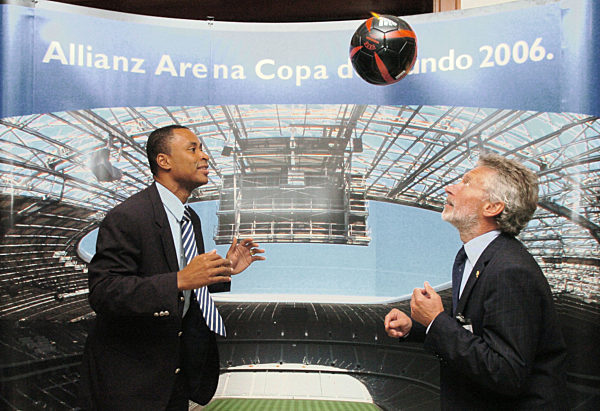 Der ehemalige deutsche Fußball-Nationalspieler Paul Breitner (r...