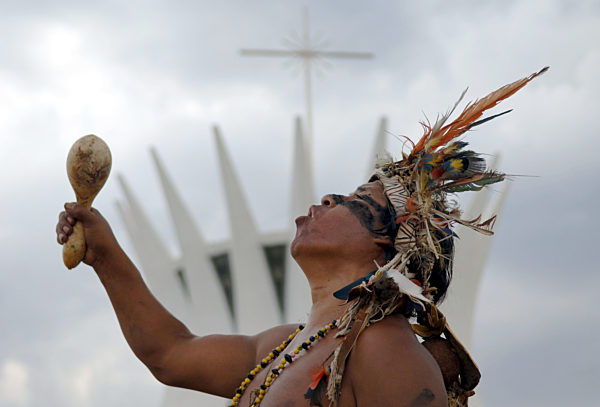 Ein Indianer vor der Kathedrale in Brasilia