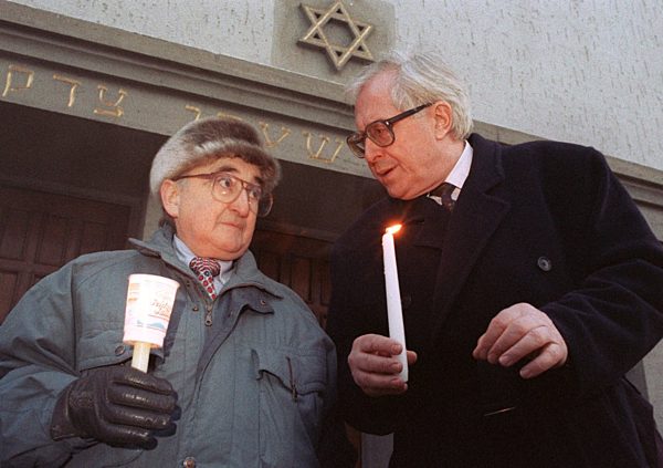 Bernhard Vogel und Herr Scharf-Katz bei Erfurter Lichterkette  (Archivfoto und Text 1993)