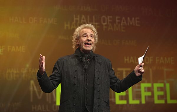 Gemäß den Vorgaben der DFL Deutsche Fußball Liga ist es untersagt, in dem Stadion und/oder vom Spiel angefertigte Fotoaufnahmen in Form von Sequenzbildern und/oder videoähnlichen Fotostrecken zu verwerten bzw. verwerten zu lassen.
DFL regulations prohi