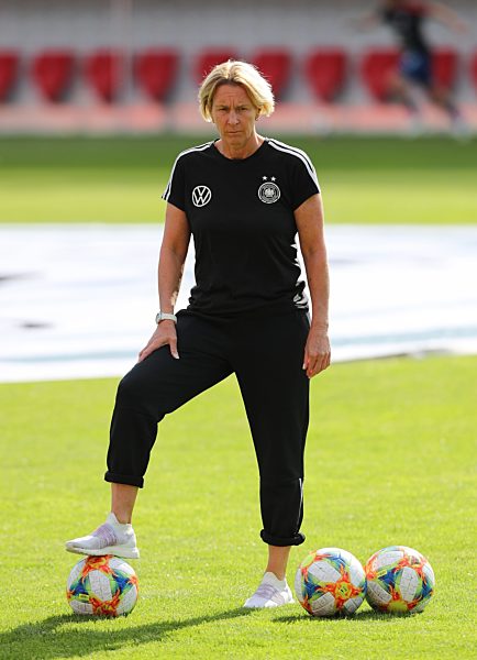 Gemäß den Vorgaben der DFL Deutsche Fußball Liga ist es untersagt, in dem Stadion und/oder vom Spiel angefertigte Fotoaufnahmen in Form von Sequenzbildern und/oder videoähnlichen Fotostrecken zu verwerten bzw. verwerten zu lassen.
DFL regulations prohi