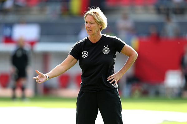 Gemäß den Vorgaben der DFL Deutsche Fußball Liga ist es untersagt, in dem Stadion und/oder vom Spiel angefertigte Fotoaufnahmen in Form von Sequenzbildern und/oder videoähnlichen Fotostrecken zu verwerten bzw. verwerten zu lassen.
DFL regulations prohi