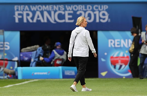 Gemäß den Vorgaben der DFL Deutsche Fußball Liga ist es untersagt, in dem Stadion und/oder vom Spiel angefertigte Fotoaufnahmen in Form von Sequenzbildern und/oder videoähnlichen Fotostrecken zu verwerten bzw. verwerten zu lassen.
DFL regulations prohi