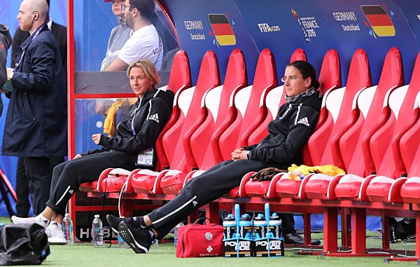 Gemäß den Vorgaben der DFL Deutsche Fußball Liga ist es untersagt, in dem Stadion und/oder vom Spiel angefertigte Fotoaufnahmen in Form von Sequenzbildern und/oder videoähnlichen Fotostrecken zu verwerten bzw. verwerten zu lassen.
DFL regulations prohi