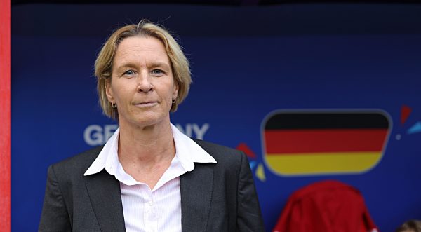 Gemäß den Vorgaben der DFL Deutsche Fußball Liga ist es untersagt, in dem Stadion und/oder vom Spiel angefertigte Fotoaufnahmen in Form von Sequenzbildern und/oder videoähnlichen Fotostrecken zu verwerten bzw. verwerten zu lassen.
DFL regulations prohi