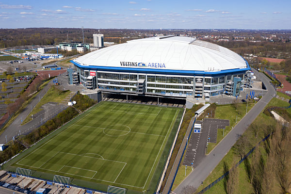 firo : 31.03.2020,
Fu?ball,1.Bundesliga, Saison 2019/2020,
FC Schalke 04,
Stadion, Arena, VELTINS ARENA, ARENA AUF SCHALKE, Au?enansicht, Luftbild, von oben,
Drohne, Drohnenfoto, Spielfeld, Rasen ist ausgefahren,
