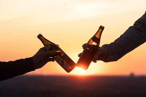 firo :  06.05.2020
Ruhrgebiet , Halde Hoheward
Ruhrpott , Sonnenuntergang , Bier , Bierflasche , Feierabendbier
Ein Prost auf den Feierabend im Gegenlicht vor der untergehenden Sonne , Ein Prost aui die Lockerungen der Corona Beschrnkungen
Freizeit ,  H