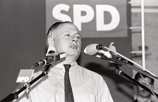 firo : 10/1990
Politik Archiv
Bundestagswahlkampf 1990 erste Wahl nach der deutschen Einheit
Spitzenkandidat Oskar Lafontaine der SPD bei einer Wahlkampfveranstaltung in der Halle Münsterland in Münster