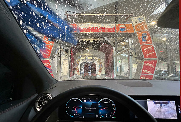 firo :  24.03.2023,
Verkehr , Autos , Waschanlage , Waschstrasse , PKW , Dülmen , 
Autowäsche in der Autowaschanlage