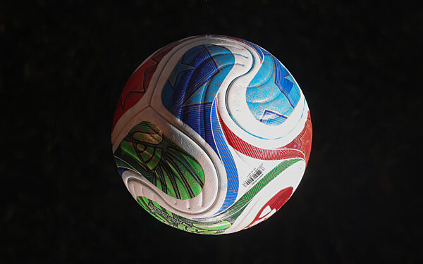 firo :  07.12.2025
Fussball, Fußball, WORLD CUP 2026
WM Weltmeisterschaft Spielball der WM 2026 in den USA Kanada und Mexiko genannt Trionda Pro von Adidas im Studio fotografiert mit Farbpulver Holi
ALLGEMEIN SYMBOLBILD HINTERLEGER HINTERGRUND