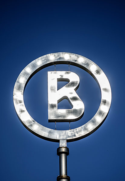 Firmenschild Willy Bogner