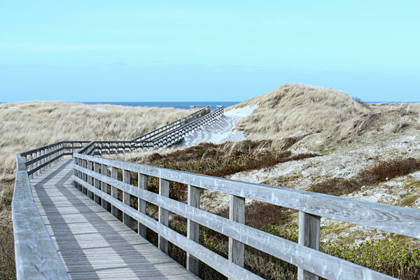 Hölzerne Plankensteg zum Dünenschutz