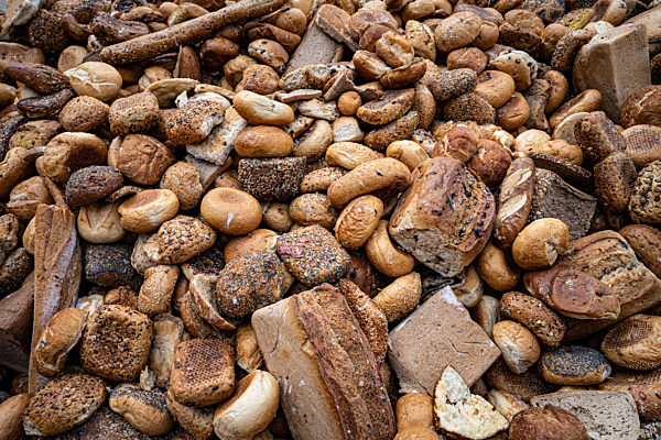 Backwarenabfälle als Futtermittel für Schweine - abgelaufene Brotwaren für Schweinefütterung, Symbolbild.