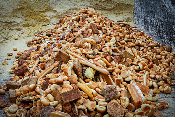 Backwarenabfälle als Futtermittel für Schweine - abgelaufene Teigwaren für Schweinefütterung, Symbolbild.