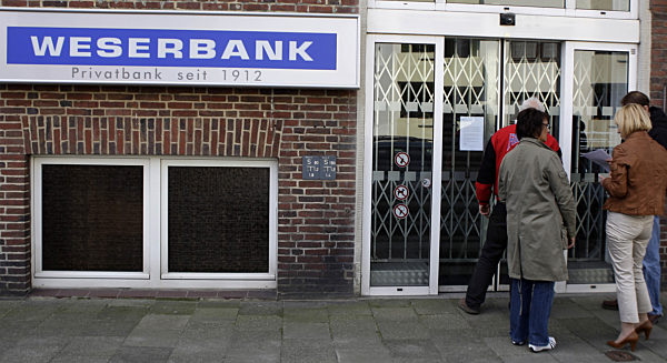 Menschen stehen am Mittwoch (09.04.2008) vor dem geschlossenen Eingang der...