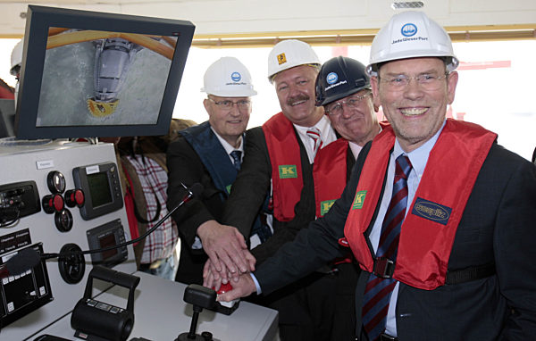 Mit einem symbolischen Knopfdruck geben Niedersachsens Wirtschaftsminister...