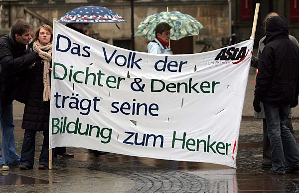 Studenten der Uni Bremen demonstrieren am Montag (31.01...